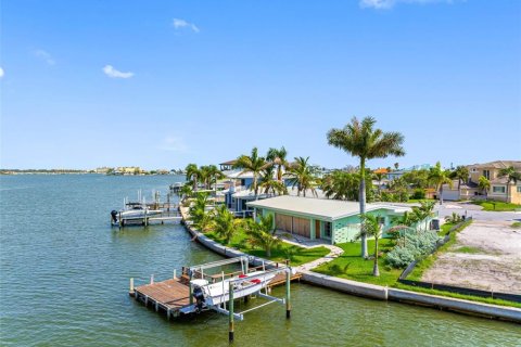 House in North Redington Beach, Florida 3 bedrooms, 175.96 sq.m. № 1918683 - photo 11