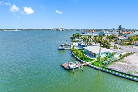 House in North Redington Beach, Florida 3 bedrooms, 175.96 sq.m. № 1918683 - photo 15