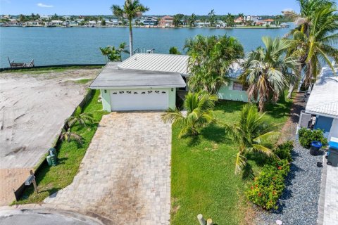 House in North Redington Beach, Florida 3 bedrooms, 175.96 sq.m. № 1918683 - photo 18