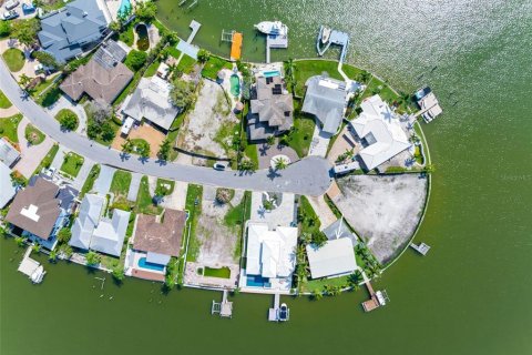 House in North Redington Beach, Florida 3 bedrooms, 175.96 sq.m. № 1918683 - photo 6