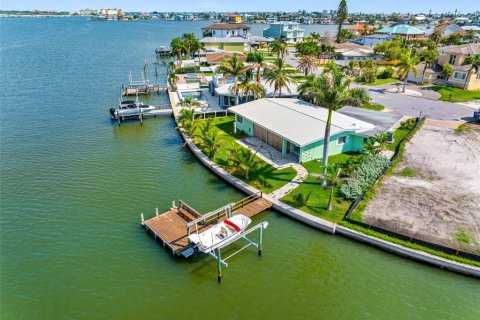 House in North Redington Beach, Florida 3 bedrooms, 175.96 sq.m. № 1918683 - photo 12