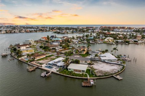 House in North Redington Beach, Florida 3 bedrooms, 175.96 sq.m. № 1918683 - photo 7