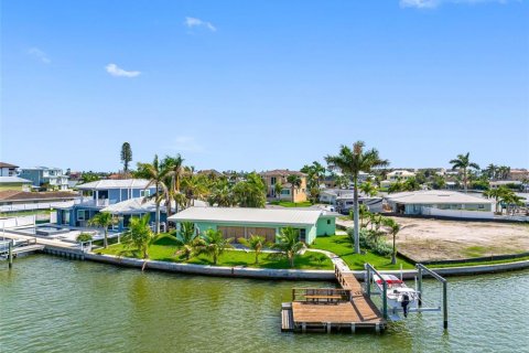 House in North Redington Beach, Florida 3 bedrooms, 175.96 sq.m. № 1918683 - photo 2