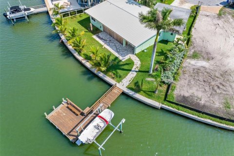 House in North Redington Beach, Florida 3 bedrooms, 175.96 sq.m. № 1918683 - photo 13