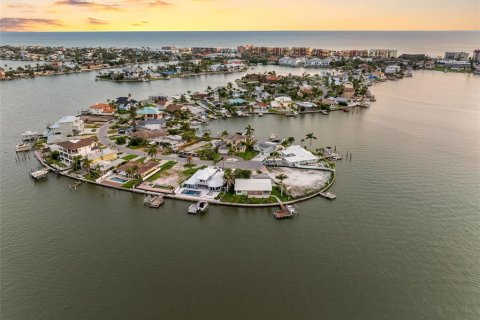 House in North Redington Beach, Florida 3 bedrooms, 175.96 sq.m. № 1918683 - photo 8