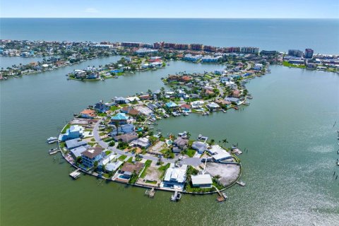 House in North Redington Beach, Florida 3 bedrooms, 175.96 sq.m. № 1918683 - photo 5