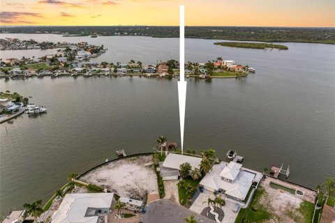 House in North Redington Beach, Florida 3 bedrooms, 175.96 sq.m. № 1918683 - photo 4