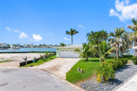 House in North Redington Beach, Florida 3 bedrooms, 175.96 sq.m. № 1918683 - photo 19