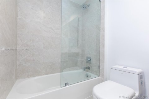 Condo in Miami, Florida, 2 bedrooms № 1994474 - photo 24