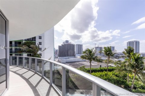 Condo in Miami, Florida, 2 bedrooms № 1994474 - photo 3