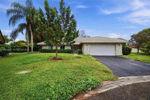 House in Coral Springs, Florida 3 bedrooms, 153.85 sq.m. № 2069236