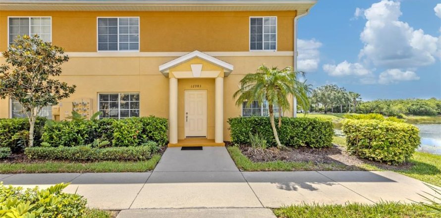 Townhouse in Venice, Florida 3 bedrooms, 120.96 sq.m. № 2095504