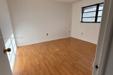 Casa en alquiler en Miami, Florida, 4 dormitorios, 297.66 m2 № 1889098 - foto 11