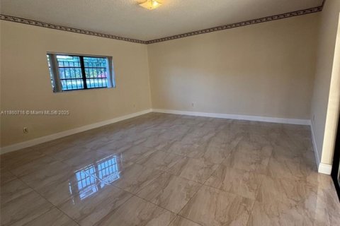 Casa en alquiler en Miami, Florida, 4 dormitorios, 297.66 m2 № 1889098 - foto 6