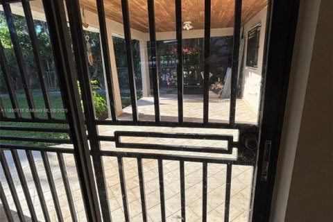 Casa en alquiler en Miami, Florida, 4 dormitorios, 297.66 m2 № 1889098 - foto 16