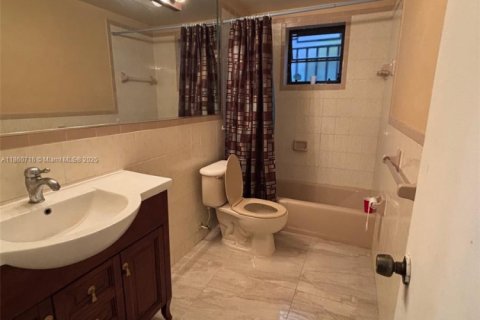 Casa en alquiler en Miami, Florida, 4 dormitorios, 297.66 m2 № 1889098 - foto 8
