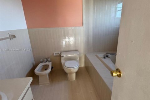 Casa en alquiler en Miami, Florida, 4 dormitorios, 297.66 m2 № 1889098 - foto 15
