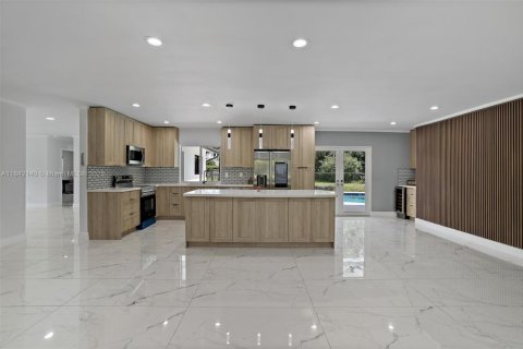 House in Plantation, Florida 4 bedrooms, 197.51 sq.m. № 1834093 - photo 13