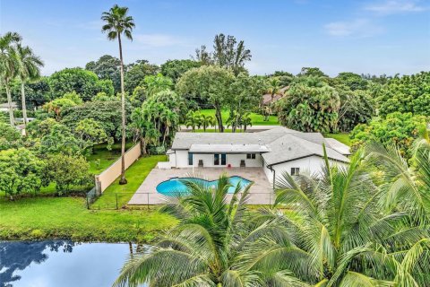 House in Plantation, Florida 4 bedrooms, 197.51 sq.m. № 1834093 - photo 2