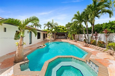 Casa en venta en Miami, Florida, 4 dormitorios, 223.24 m2 № 2038783 - foto 5