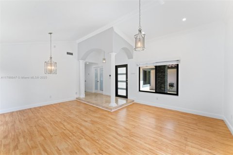 Casa en venta en Miami, Florida, 4 dormitorios, 223.24 m2 № 2038783 - foto 10