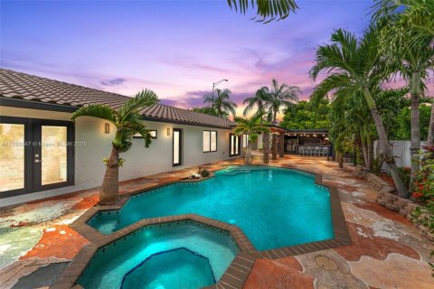Casa en venta en Miami, Florida, 4 dormitorios, 223.24 m2 № 2038783 - foto 4