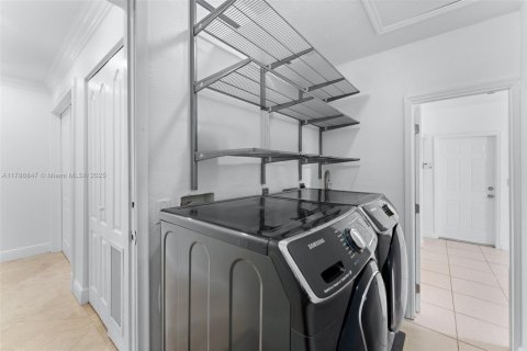 Casa en venta en Miami, Florida, 4 dormitorios, 223.24 m2 № 2038783 - foto 25