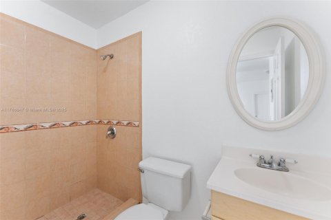 Casa en venta en Miami, Florida, 4 dormitorios, 223.24 m2 № 2038783 - foto 29