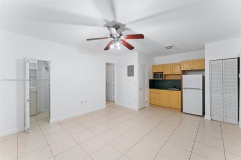 Casa en venta en Miami, Florida, 4 dormitorios, 223.24 m2 № 2038783 - foto 28