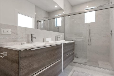 Commercial property in Miami, Florida 464.51 sq.m. № 1839731 - photo 19