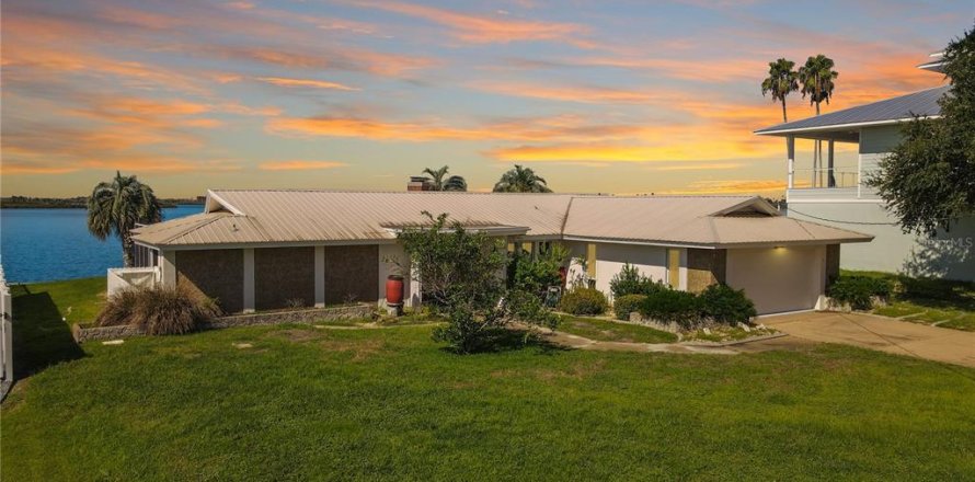 Villa ou maison à Crystal River, Floride 4 chambres, 259.94 m2 № 2110473