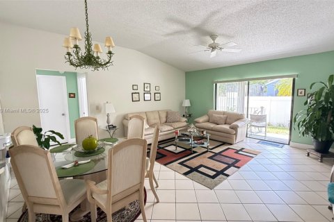 Adosado en venta en Pembroke Pines, Florida, 2 dormitorios, 90.3 m2 № 1731512 - foto 3