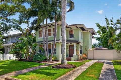 House in Saint Petersburg, Florida 3 bedrooms, 201.41 sq.m. № 2302565 - photo 2