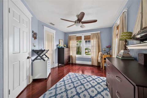 House in Saint Petersburg, Florida 3 bedrooms, 201.41 sq.m. № 2302565 - photo 22