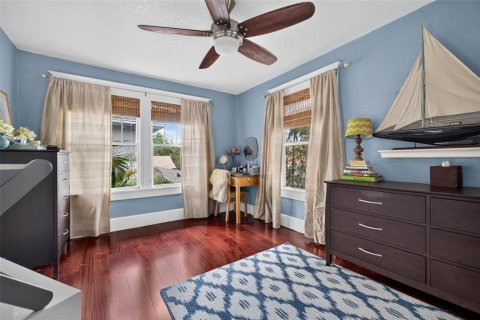 House in Saint Petersburg, Florida 3 bedrooms, 201.41 sq.m. № 2302565 - photo 23