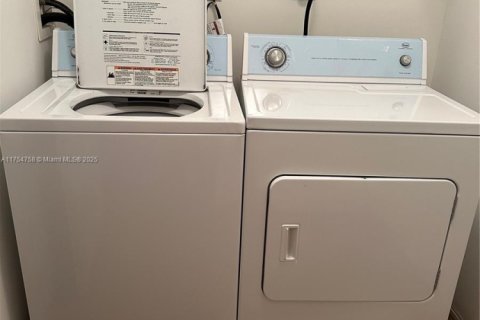 Condo in Lauderhill, Florida, 1 bedroom  № 1959529 - photo 9