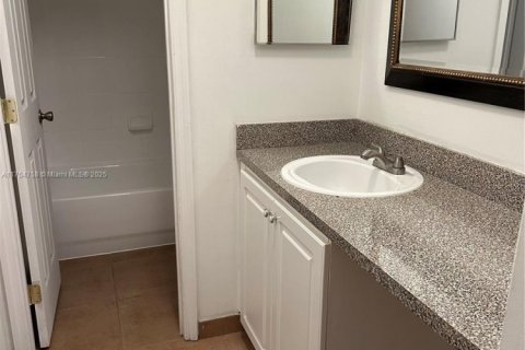 Condo in Lauderhill, Florida, 1 bedroom  № 1959529 - photo 11