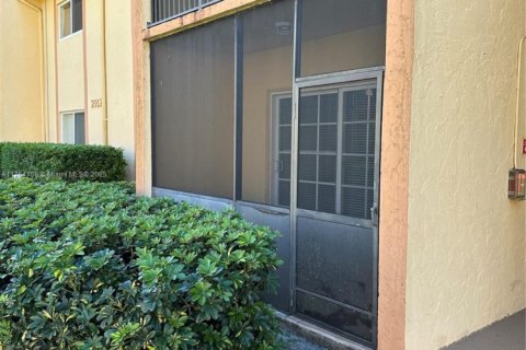 Condo in Lauderhill, Florida, 1 bedroom  № 1959529 - photo 2