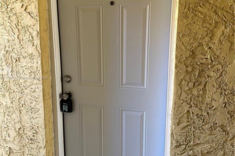 Condo in Lauderhill, Florida, 1 bedroom  № 1959529 - photo 4
