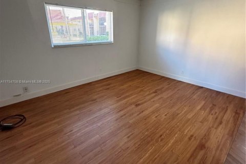 Condo in Lauderhill, Florida, 1 bedroom  № 1959529 - photo 7