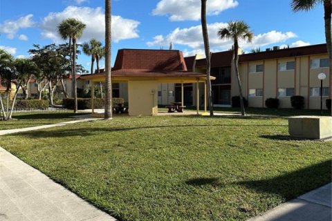 Condo in Lauderhill, Florida, 1 bedroom  № 1959529 - photo 3