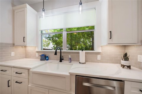 House in Sarasota, Florida 3 bedrooms, 191.19 sq.m. № 2231040 - photo 7