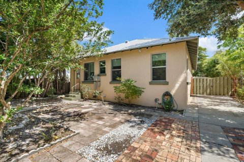 House in Sarasota, Florida 3 bedrooms, 191.19 sq.m. № 2231040 - photo 2