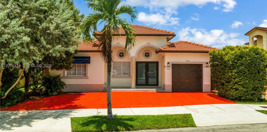 House in Miami, Florida 3 bedrooms, 151.15 sq.m. № 2168434