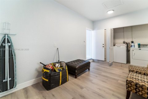 House in Miami, Florida 3 bedrooms, 151.15 sq.m. № 2168434 - photo 22