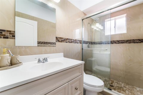 House in Miami, Florida 3 bedrooms, 151.15 sq.m. № 2168434 - photo 20