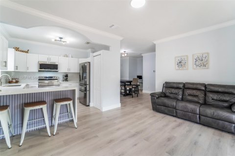 House in Miami, Florida 3 bedrooms, 151.15 sq.m. № 2168434 - photo 8