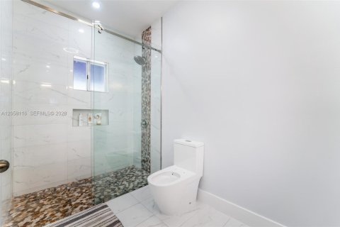 House in Miami, Florida 3 bedrooms, 151.15 sq.m. № 2168434 - photo 18