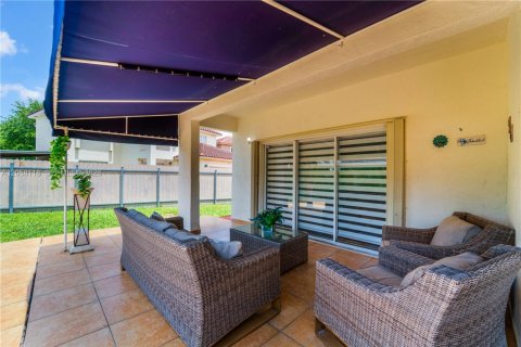 House in Miami, Florida 3 bedrooms, 151.15 sq.m. № 2168434 - photo 23