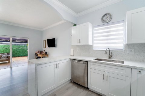House in Miami, Florida 3 bedrooms, 151.15 sq.m. № 2168434 - photo 11